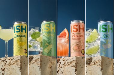 Четыре банки безалкогольных коктейлей ISH (Daiquiri, Mojito, Paloma, G&T) с подачей в бокалах со льдом и цитрусовым гарниром на каменных постаментах